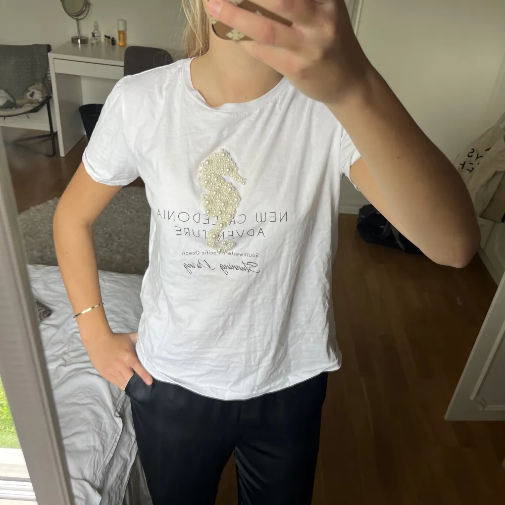 Gullig t-Shirt från Zara 💘 söt på sommaren . T-shirts.