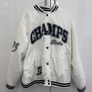 Jacka av polyester - Skick 8,5/10 köpt på h&m jättebekväm! 