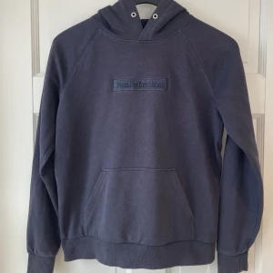 Hoodie Peak Performance - Fin hoodie i bra skick storlek M, mörkblå. 