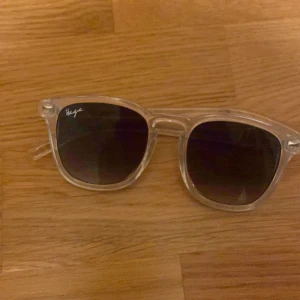 Solglasögon - Snygga solglasögon som jag säljer då dem inte kommer till användning. Bra skick dock lite lösa i bågarna. 