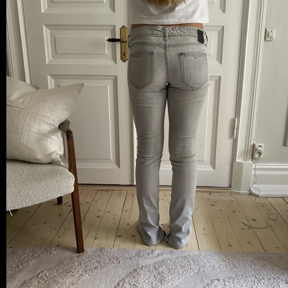 Ljusgrå jättefina jeans som inte kommer till användning! Skriv till mig för fler frågor . Jeans & Byxor.