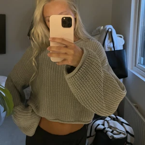 Grå sticka tröja - En grå stickad tröja från NA-KD, jättefin och nästan helt oanvänd. Tröjan har breda och ganska långa ärmar🤍🤍 säljer för att den inte kommer till användning. Köparen står för frakten 🤍🤍