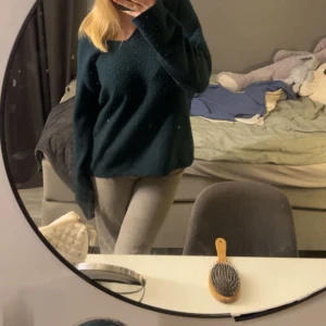 Stickad tröja  - Grön stickad tröja, knappt använd allt!!❣️❣️