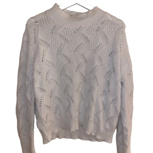 Vit Stickad Tröja - En vit stickad tröja från Stroies i storlek M (40-42). Lite använd men fortfarande i mycket fint skick. 