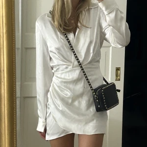 Zara klänning  - Säljer denna sjukt snygga klänningen från zara. Använd fåtal gånger och är i super bra skick.