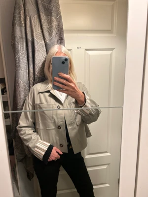 Jacka - Jättefin ny kort jacka i grönt.  Oversize.