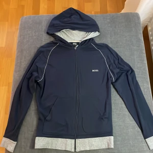 Hugo boss hoddie  - Hoddie med dragskedja. Original pris 900kr. Oanvänd
