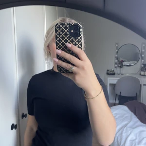 stickad tshirt - säljer min svarta tunnstickade t-shirt från hm!