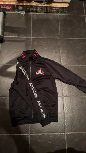 Jordan tracksuit - Jordan byxor och zip hoodie som aldrig kommit till användning 