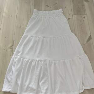 Jag säljer denna vita långa kjolen från Gina. Endast använd en gång eftersom jag har en liknande som jag gillar mer. Köptes för 400kr i butik och säljs för 200kr. Hör av dig vid intresse💕