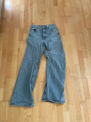 jättefina blåa jeans från monki. Dom är andvända några gånger men har inte används på ca ett år så inga tydliga slitningar.