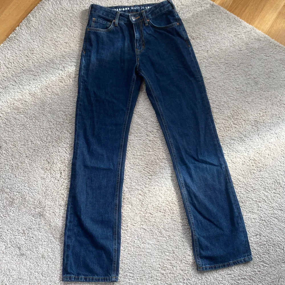 Säljer dessa jeans pga dom var för små och glöms bort att sicka tillbaka dom, så helt nya. Dom är lågmidjade och raka i benan, dom går ner till marken för mig som är ca 169. Hör av er vid frågor eller om ni vill ha fler bilder🥰nypris är 699. Jeans & Byxor.