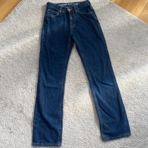 Jeans - Säljer dessa jeans pga dom var för små och glöms bort att sicka tillbaka dom, så helt nya. Dom är lågmidjade och raka i benan, dom går ner till marken för mig som är ca 169. Hör av er vid frågor eller om ni vill ha fler bilder🥰nypris är 699