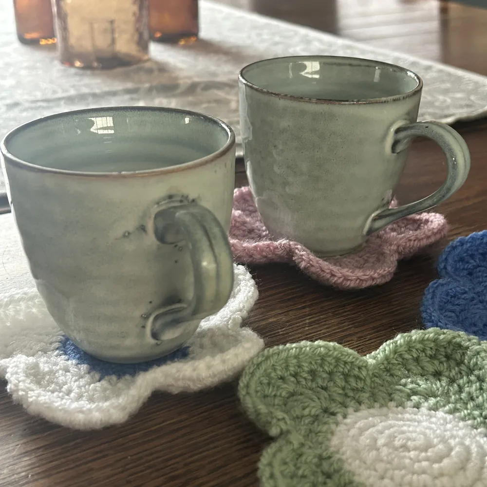 Virkade coasters som jag gör. Skicka ett meddelande med vilka färger du vill ha🧶🫶🏼 går självklart att göra alla i olika färger om det önskas   1 för 30kr 2 för 50kr 3 för 70kr 4 för 100kr. Accessoarer.