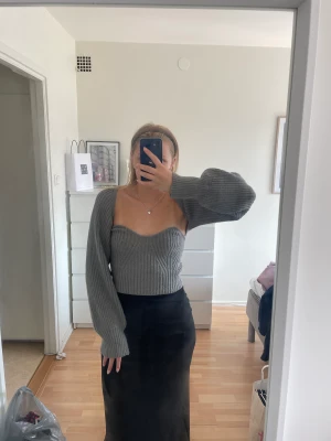 Gråt set - Ett grått det med en kropps stickad topp  och en matchad kofta till, endast använd ett fårtal gånger 