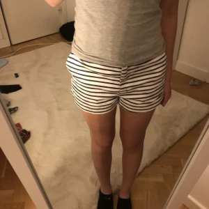 Randiga Shorts -  Jätte fina randiga shorts i kostym material ungefär 💗