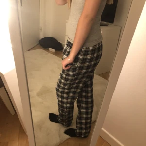 Pyjamasbyxor  - Ett par rutiga pyjamasbyxor från Shein 💗 dom är lite noppriga men inget man tänkern på! 