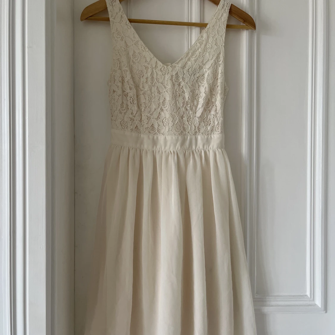 Benvit klänning spets stl 32