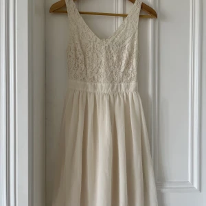 Benvit klänning spets stl 32 - Nyskick, skor sommarklänning från Zoul (MQ). 