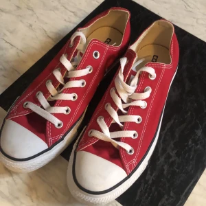 Röda låga converse - Superfina låga röda Converse i nyskick! Köpta secondhand men storleken passade inte mig tyvärr, de är strl 40. Kan möta upp i Stockholm eller frakta. Är öppen för prisförslag eller frågor! 💓