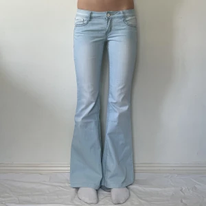 lågmidjade jeans  - använd köp nu! midja:78 innerben:79😽 jag är 169 och w28 som referens