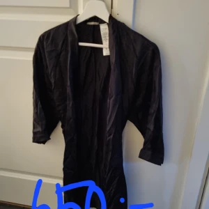 Morgonrock Intimissimi - Säljer oanvänd morgonrock strl M från Intimissimi. Mitt pris 650 kr. Ordpris ca 1100 kr. 