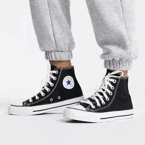 Svarta converse - Säljer mina svarta converse i strl 40. Använda men bra skick