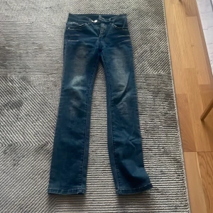 Jeans💗😋 - jätte fina jeans från shein😋 dome lite skinny men jag kan skicka en bild där jag har på mig dom, dom e egentligen inte så skinny men i skinny modellen.. den har Rhinestones och e jätte fin, fråga om ni vill ha bilder där jag har på mig dom 🫶🏻