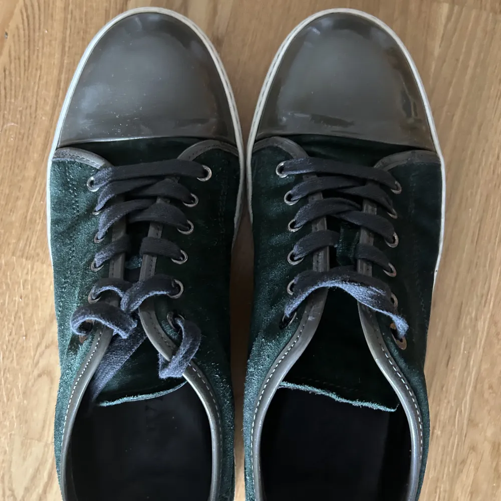 Jag säljer mina väldigt fina gröna lanvin skor i bra skick.. Skor.