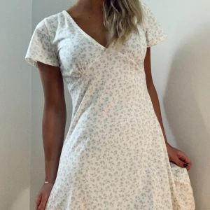 Blommig klänning🙏🏼 - Dröm klänningen till sommaren🙏🏼🙏🏼 lite genom skinlig så har hudfärgade trosor (tips)💕💕💕