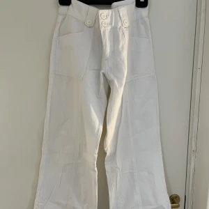 Byxor - Jättecoola vita byxor från VILA i storlek S. Materialet är en hårdare variant av linnetyg🤍