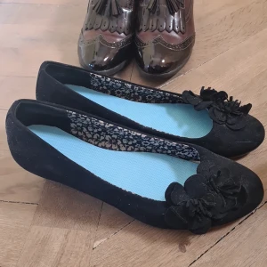 Svarta klackskor strk 40 💕 - Svarta klackskor som passar till allt! Perfekt till sommarfesten utomhus och på vintern blir de dina bästa finskor inomhus.  Använda, hela, ok skick! 