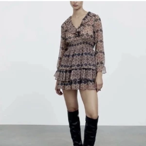 zara klänning! - säljer denna super populära zara klänning!!