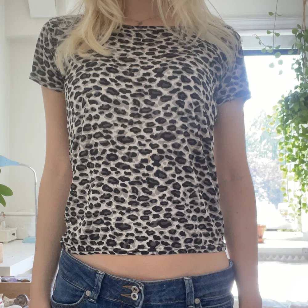 Leopardmönstrad tight tshirt 💕. T-shirts.