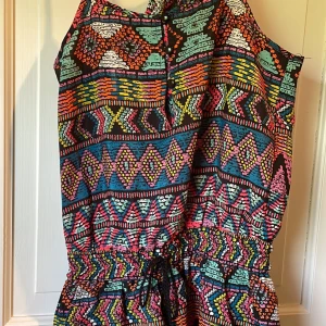 Jumpsuit - Färgglad jumpsuit/byxdress i XS/S