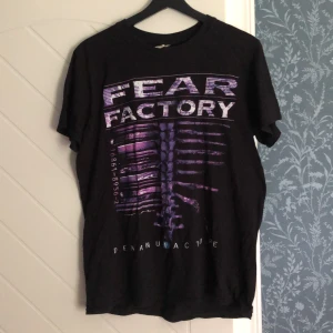 Fear Factory T-shirt  - Fear Factory Bandmerch från Demanufacture plattan. Bra skick med backprint 