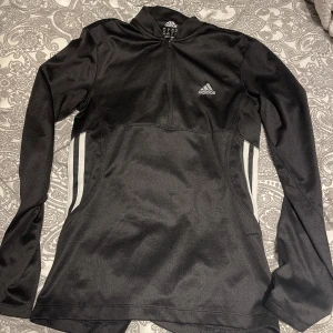 Adidas tränings tröja  - En långärmad träningströja från adidas. Den är i storlek xs och sitter bra på överkroppen. Säljer den för 50kr plus frakt. 😊