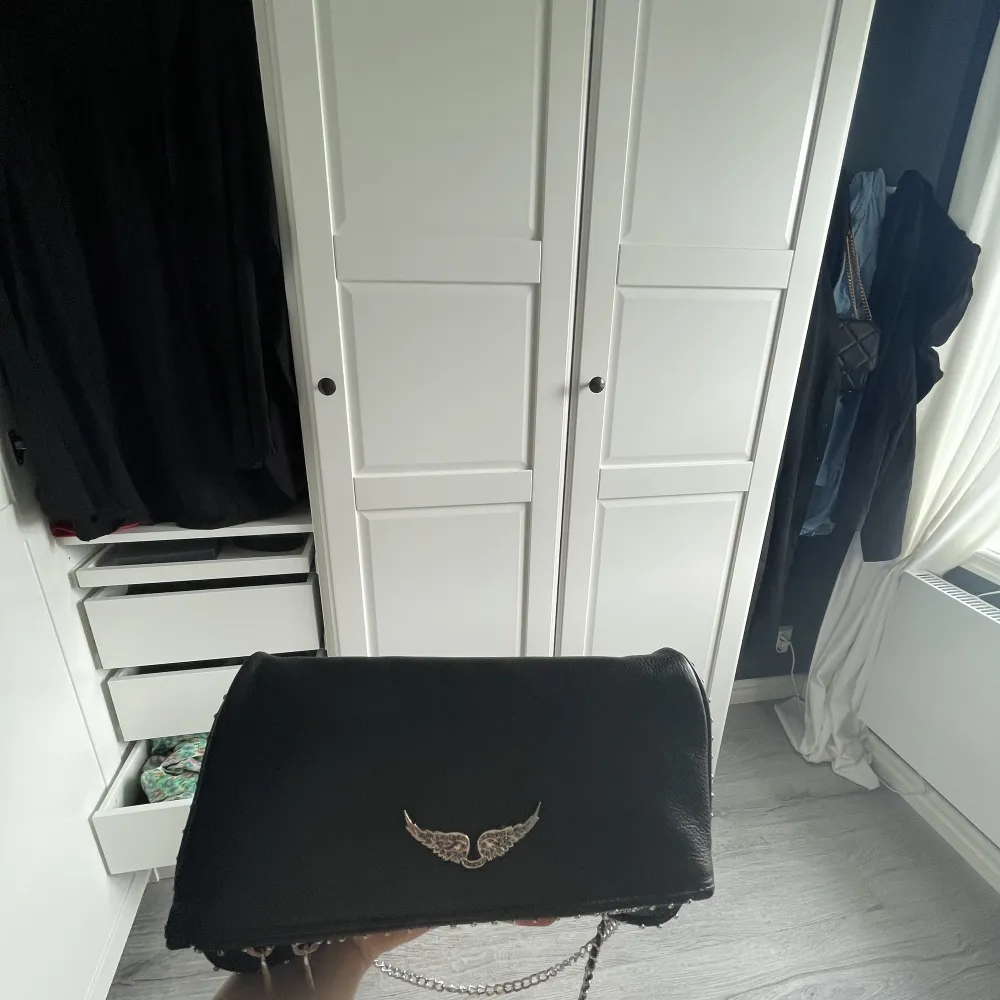 Säljer nu min fina väskan ifrån Zadig som längre inte kommer till användning. Jätte fint sick inga defekter eller så. Bara att höra av vid frågor eller fler bilder💗köptes för ungefär 4000 säljer för betydligt mindre. . Asusteet.