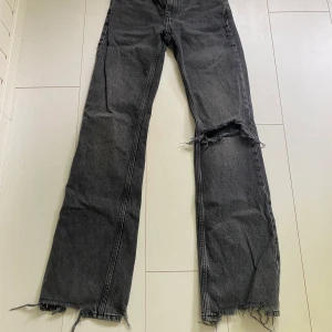 Ginatrico jeans - Säljer nu dessa jeans ifrån ginatrico, stolek 32🫶🏻inga fläckar eller hål! Helt som nya och sitter jättefint på och dom är helt sluttsålda, säljer för 200kr+frakt kom privat för mer info eller bilder 