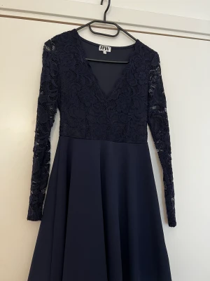 Marinblå klänning - Marinblå klänning i spets där uppe och slätt tyg på nederdelen