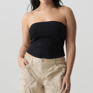 Svart tubetop - Helt ny tubetop från Ginatricot, prislappen kvar. Säljer då den tyvärr inte passade mig. Nypris 149 kr💓