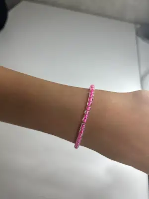 Ett rosa armband i storlek s på bilden. Skulle ni önska annan färg eller med personligt samt vilken storlek så är det bara att kontakta oss! 💗