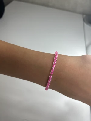 Rosa armband  - Ett rosa armband i storlek s på bilden. Skulle ni önska annan färg eller med personligt samt vilken storlek så är det bara att kontakta oss! 💗