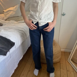 Jeans  - Köpta här från Plick. För små för mig därav är det min syster på bilderna. Finna mörkblå jeans som är mid rise🥰 Hör av er om ni har någon fråga!