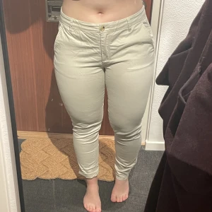 Bondelid chinos - Ett par chinos från bondelid i storlek 40. Vikt upp ena benet på bilden som jag brukar ha, det andra är i full längd. Jag är 160 cm. I fint skick. 