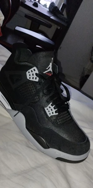 Jordans 4 black canvas  - Låda och allt finns köpt på Merchsweden 