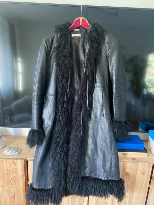 Läderkappa  - I bra skick inget att anmärka  Den går bara att knyta ihop, finns ingen dragkedja. 