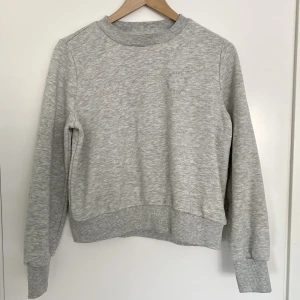 Grå sweatshirt från noisy may - Haft denna ganska länge men kommer inte till användning längre (den ser mörkare ut på bilden än vad den egentligen är)