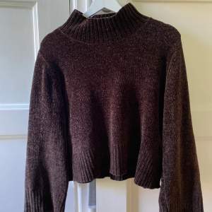 Jag säljer en brun väldigt mjuk stickad tröja från Gina tricot i storlek M, säljer på grund av att den inte används. Använd men är i väldigt bra skick. Köparen står för frakt!