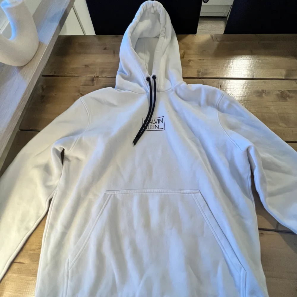 En vit hoodie som är ungefär S/M då den e stor för att va small. Hoodies.